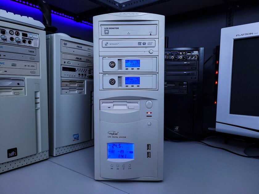 А у вашего современного ПК есть выезжающий из корпуса дисплей?