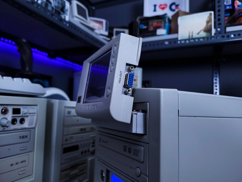 А у вашего современного ПК есть выезжающий из корпуса дисплей?