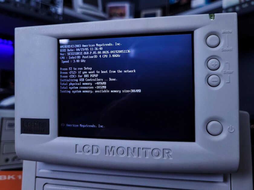 А у вашего современного ПК есть выезжающий из корпуса дисплей?