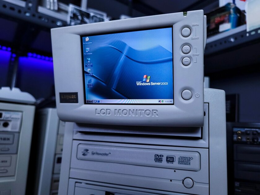 А у вашего современного ПК есть выезжающий из корпуса дисплей?