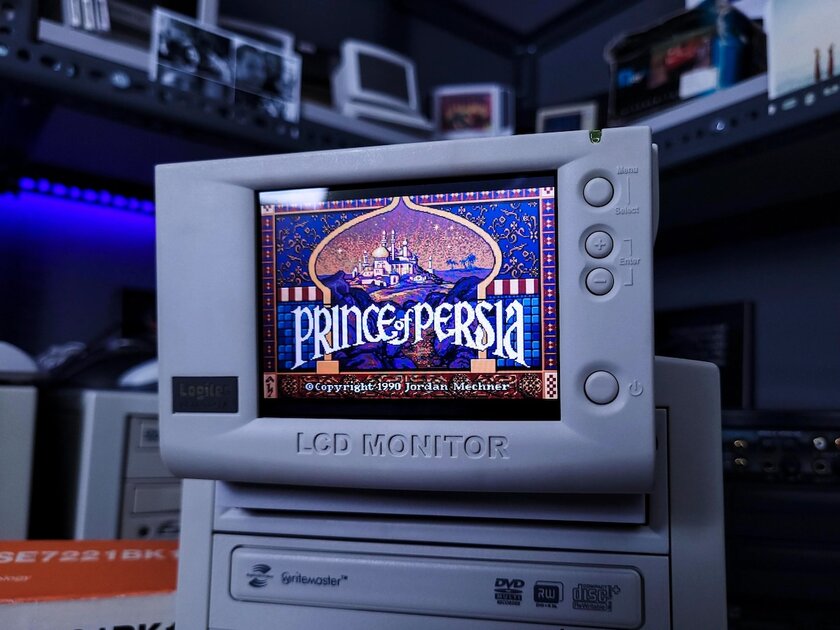 А у вашего современного ПК есть выезжающий из корпуса дисплей?