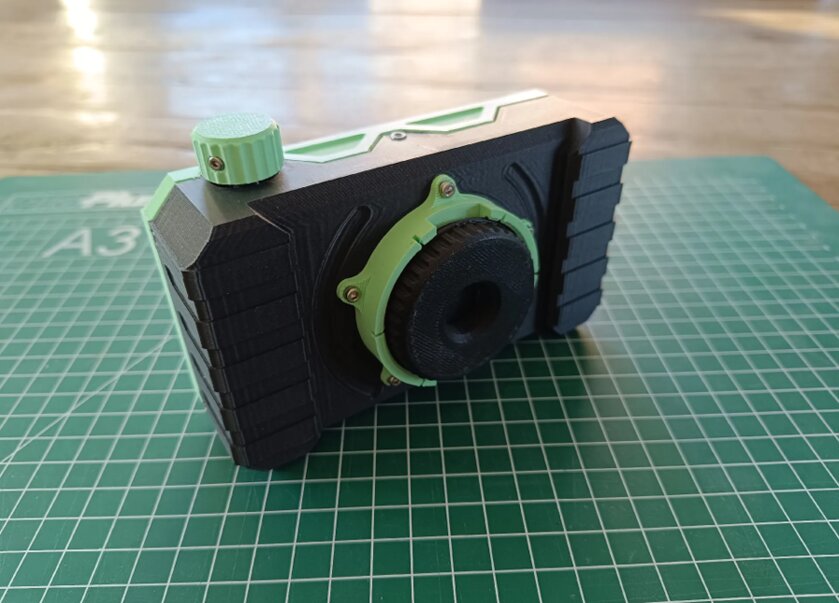 Polaroid? В сети показали фотоаппарат на базе Raspberry Pi Zero с моментальной печатью