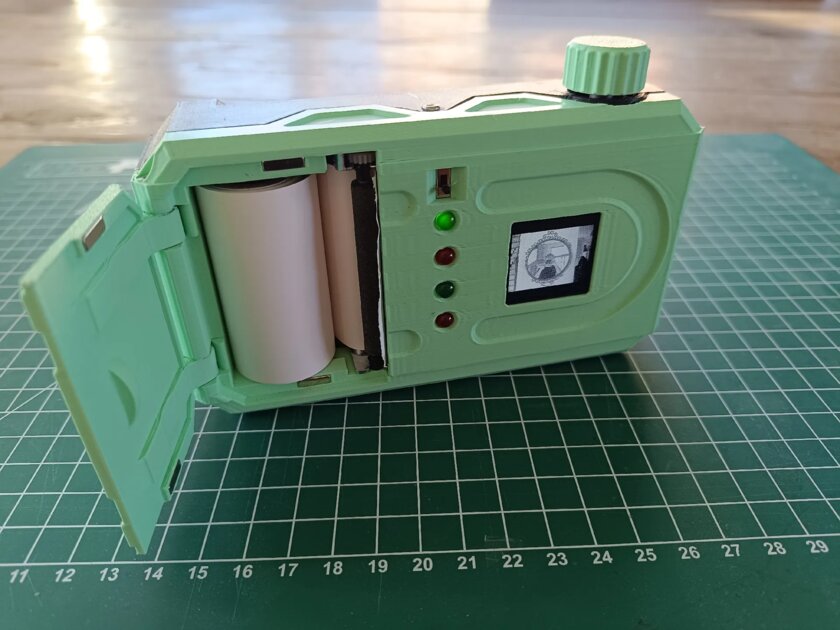 Polaroid? В сети показали фотоаппарат на базе Raspberry Pi Zero с моментальной печатью