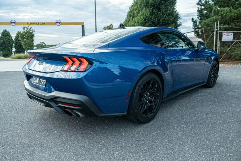 Так выглядит мечта гонщика-любителя: обзор Ford Mustang GT 2025 с V8 и дорогим салоном — Дизайн кузова и интерьер. 4