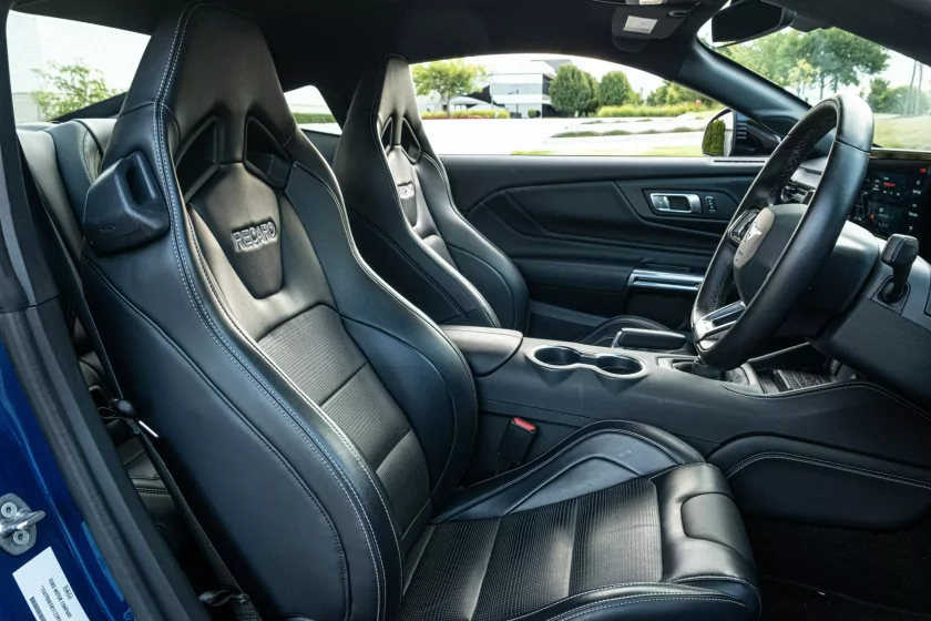 Так выглядит мечта гонщика-любителя: обзор Ford Mustang GT 2025 с V8 и дорогим салоном — Дизайн кузова и интерьер. 6