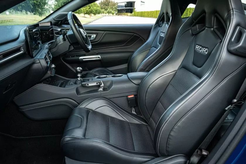 Так выглядит мечта гонщика-любителя: обзор Ford Mustang GT 2025 с V8 и дорогим салоном — Дизайн кузова и интерьер. 9