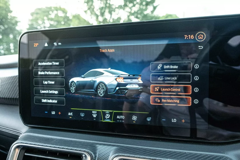 Так выглядит мечта гонщика-любителя: обзор Ford Mustang GT 2025 с V8 и дорогим салоном — Дизайн кузова и интерьер. 18