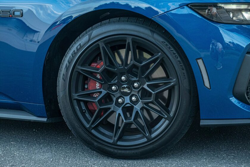 Так выглядит мечта гонщика-любителя: обзор Ford Mustang GT 2025 с V8 и дорогим салоном — Как едет новый Mustang?. 1