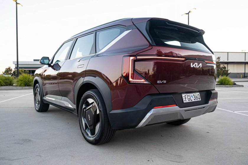 Доступный кроссовер для семейных фанатов электрокаров: обзор Kia EV5 2025