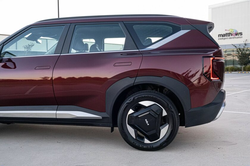 Доступный кроссовер для семейных фанатов электрокаров: обзор Kia EV5 2025