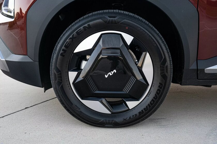 Доступный кроссовер для семейных фанатов электрокаров: обзор Kia EV5 2025