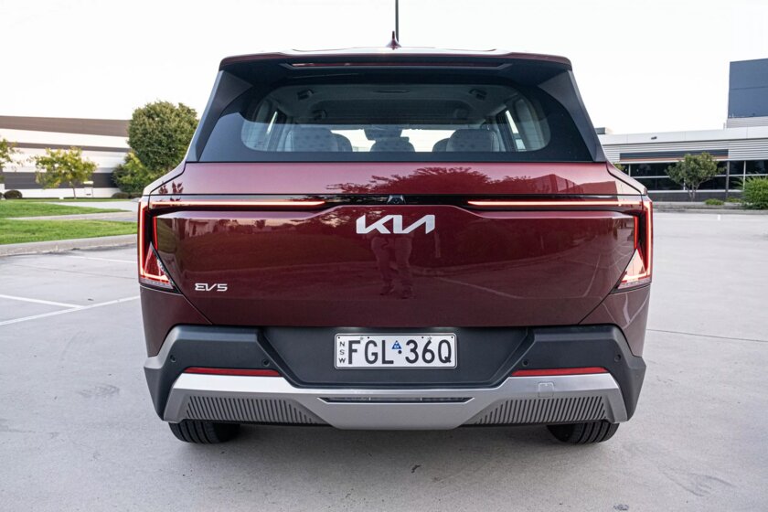 Доступный кроссовер для семейных фанатов электрокаров: обзор Kia EV5 2025