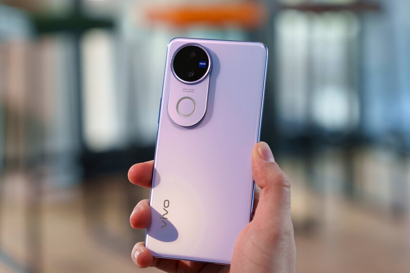 Смартфон получил всё, чего не хватает недорогим моделям. Обзор vivo V50 — присмотритесь к кольцу