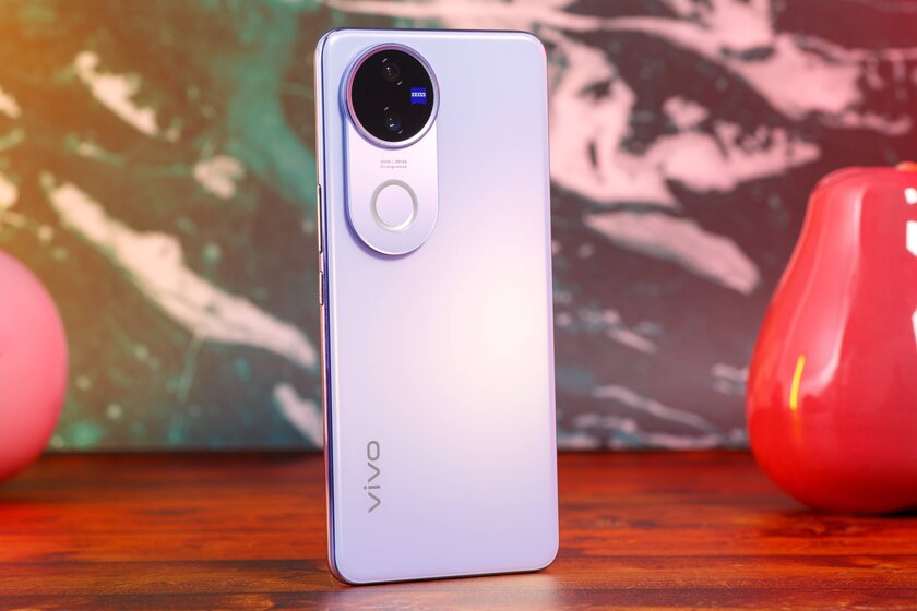 Смартфон получил всё, чего не хватает недорогим моделям. Обзор vivo V50 — присмотритесь к кольцу