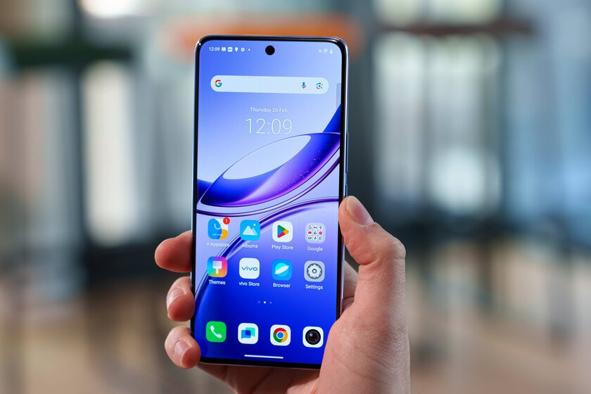 Смартфон получил всё, чего не хватает недорогим моделям. Обзор vivo V50 — присмотритесь к кольцу
