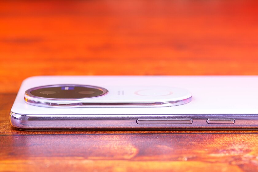 Смартфон получил всё, чего не хватает недорогим моделям. Обзор vivo V50 — присмотритесь к кольцу
