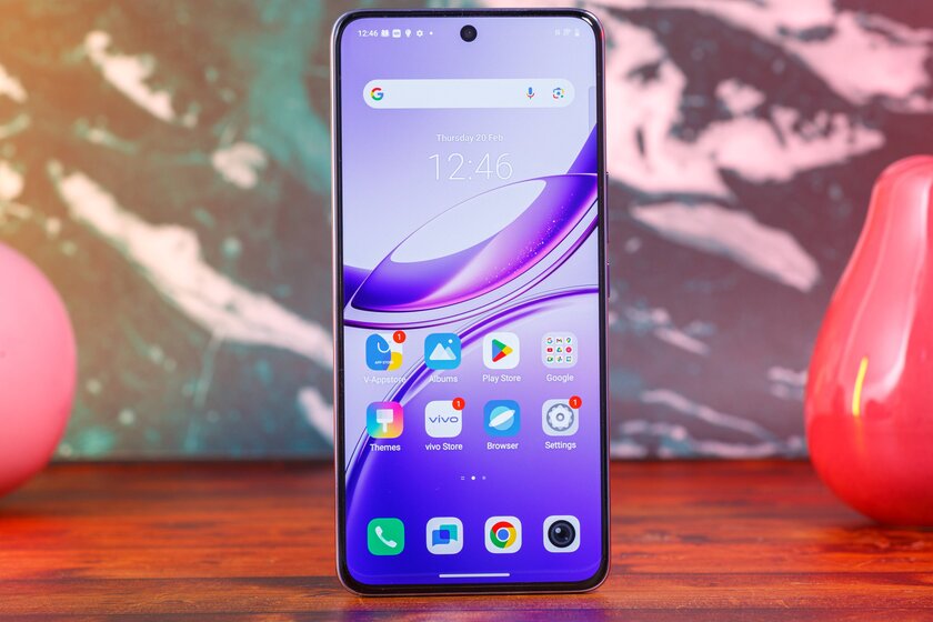 Смартфон получил всё, чего не хватает недорогим моделям. Обзор vivo V50 — присмотритесь к кольцу