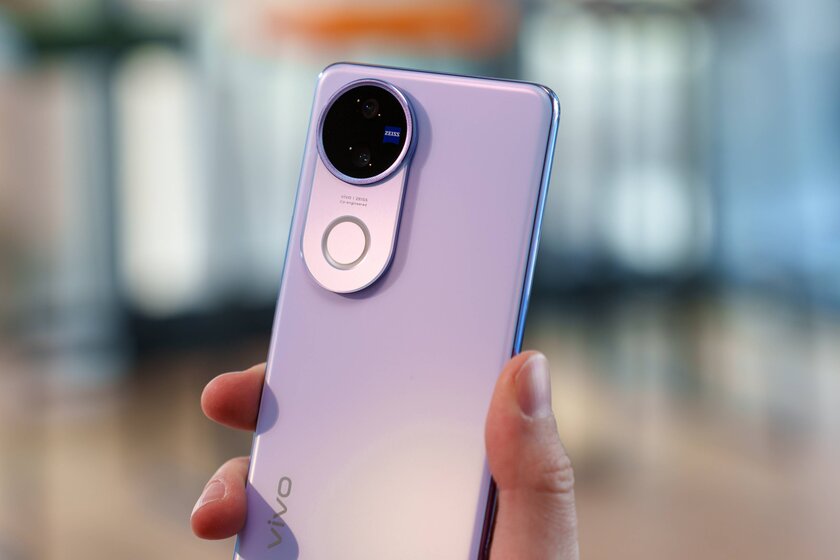 Смартфон получил всё, чего не хватает недорогим моделям. Обзор vivo V50 — присмотритесь к кольцу