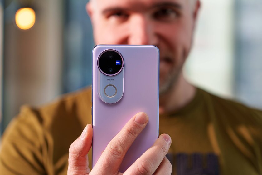 Смартфон получил всё, чего не хватает недорогим моделям. Обзор vivo V50 — присмотритесь к кольцу