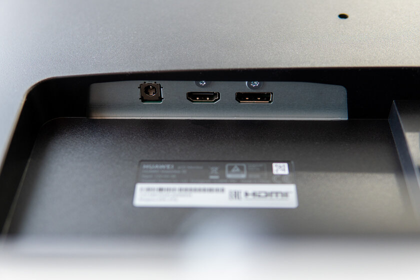 Отличная база для работы и не только. Обзор HUAWEI MateView SE 27" QHD — Разъёмы и питание. 1