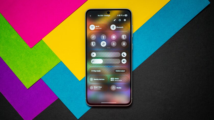 Обзор прошивки One UI 7 от Samsung — это просто новая эра в ПО для смартфонов и планшетов — One UI 7 теперь с разделенной панелью уведомлений. 1