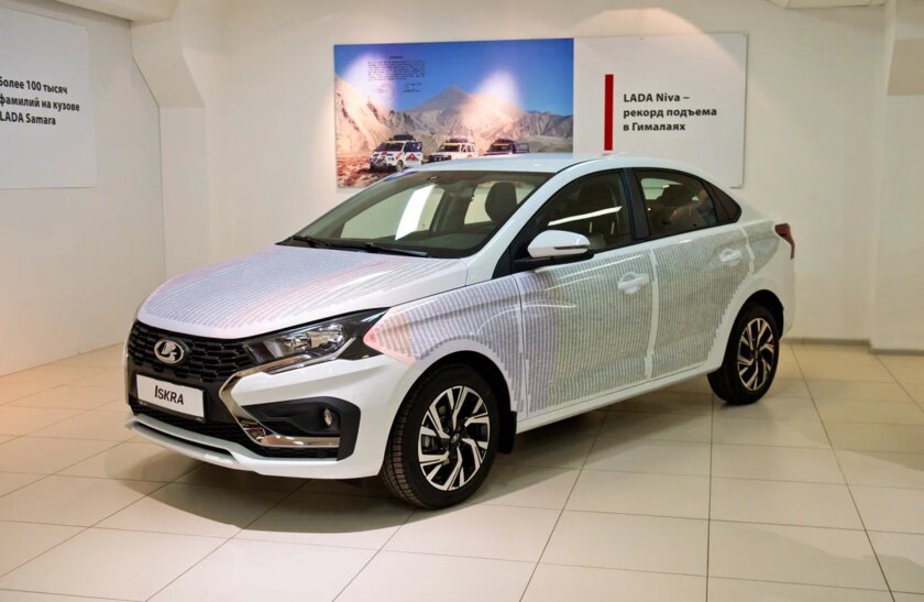 «АвтоВАЗ» выпустил эксклюзивную модель LADA Iskra с фамилиями 37 тысяч сотрудников