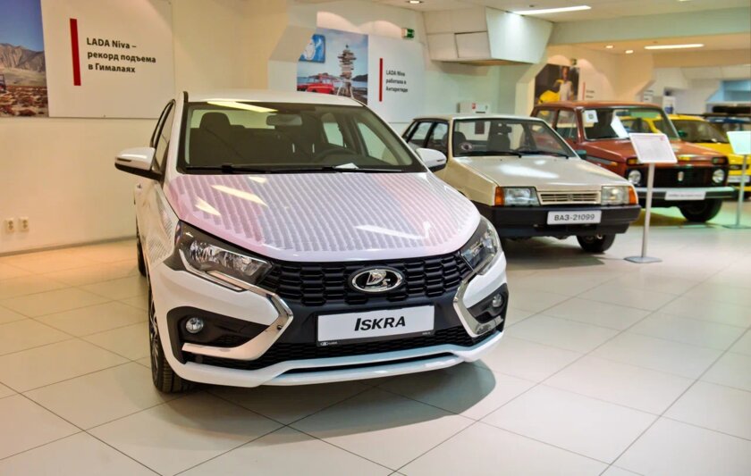 «АвтоВАЗ» выпустил эксклюзивную модель LADA Iskra с фамилиями 37 тысяч сотрудников