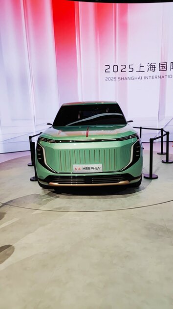 Hongqi представила в Шанхае сразу 8 новинок: включая летающий автомобиль