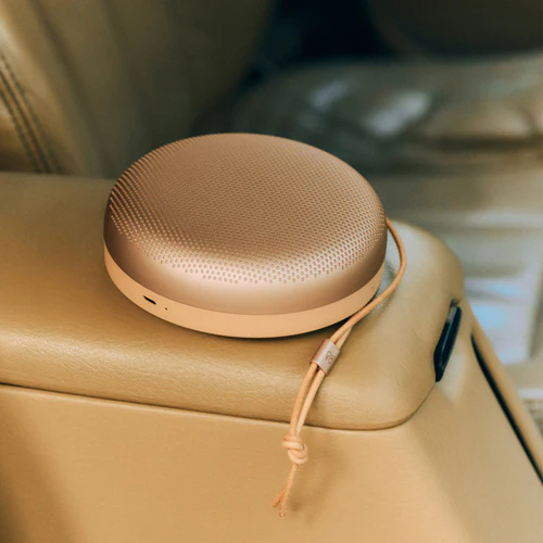 Музыкальная «таблетка»: Bang & Olufsen представила колонку Beosound A1 3rd Gen