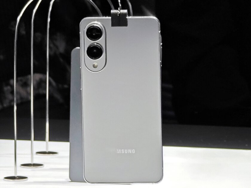 В сеть слили маркетинговые материалы Galaxy S25 Edge: батареи хватит на сутки