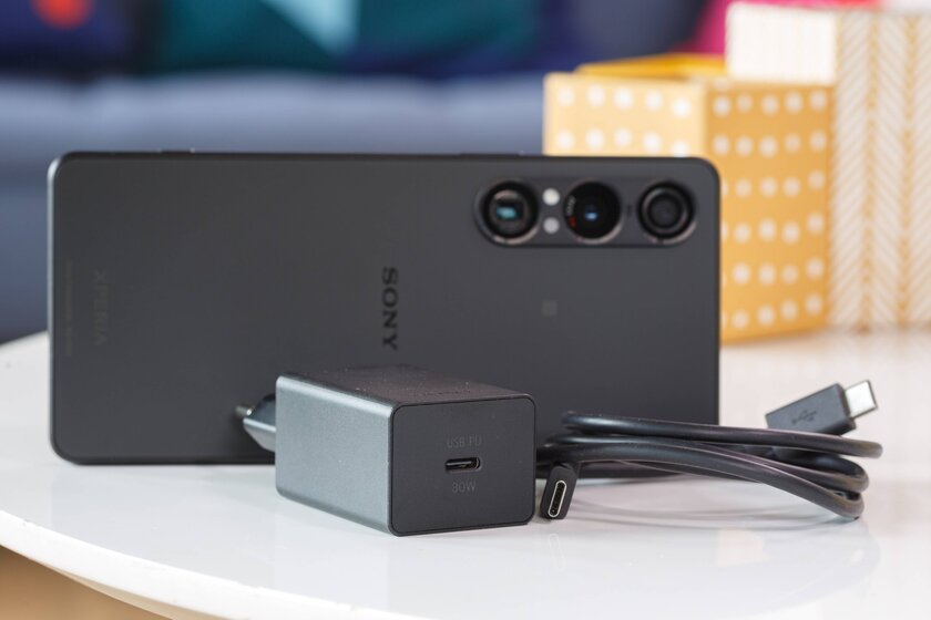 Это точно новый флагман? Обзор Sony Xperia 1 VII — искать улучшения придётся с лупой — Автономность и зарядка. 2