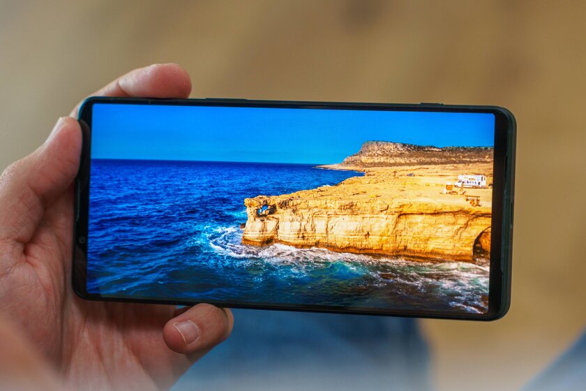 Это точно новый флагман? Обзор Sony Xperia 1 VII — искать улучшения придётся с лупой — Дисплей. 4