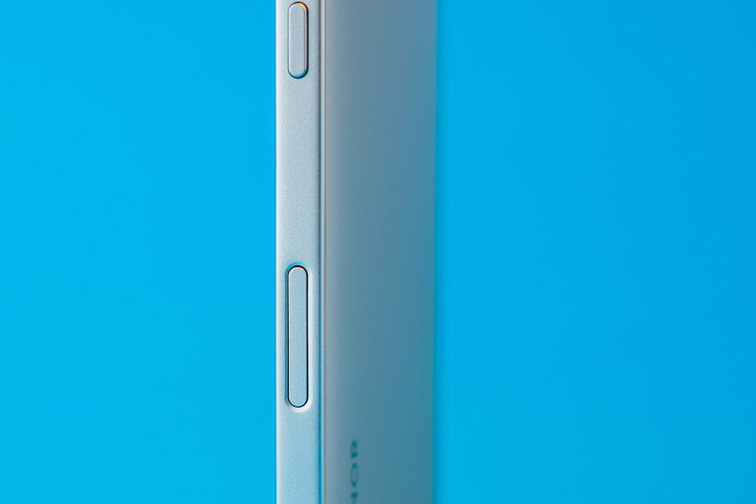ИИ-кнопка камеры, 108 Мп и износоустойчивая батарея: 6 причин, почему HONOR 400 Lite заслуживает внимания
