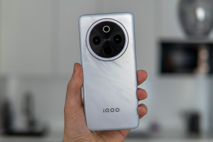 Я не поверил глазам, это невозможный смартфон. Обзор iQOO Z10 на 7300 мА⋅ч — тонкий (!) и мощный — Отзыв. 1