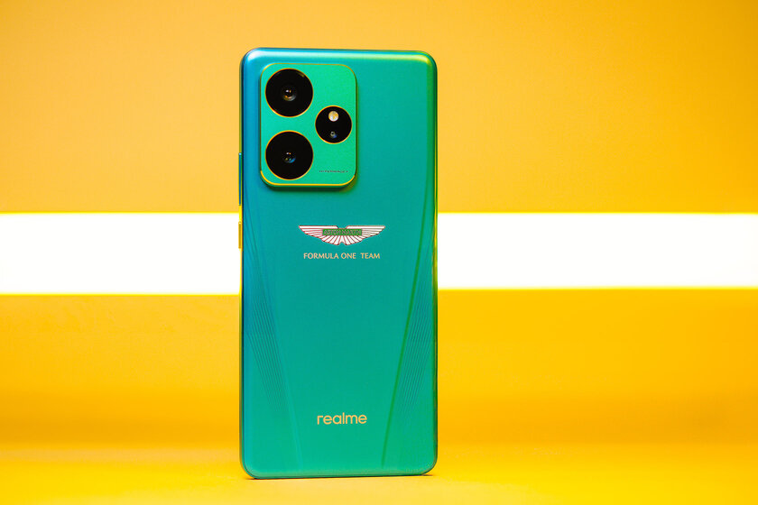 Богато, стильно и с шильдиком Aston Martin: обзор realme GT 7 Dream Edition — Дизайн. 3