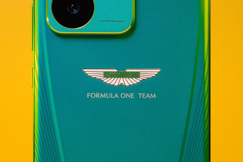 Богато, стильно и с шильдиком Aston Martin: обзор realme GT 7 Dream Edition — Дизайн. 2