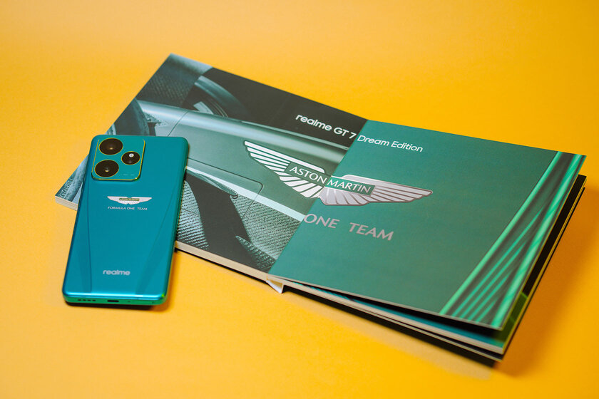 Богато, стильно и с шильдиком Aston Martin: обзор realme GT 7 Dream Edition — Отзыв. 1