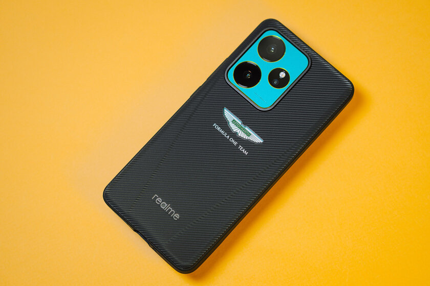 Богато, стильно и с шильдиком Aston Martin: обзор realme GT 7 Dream Edition — Автономность и зарядка. 1