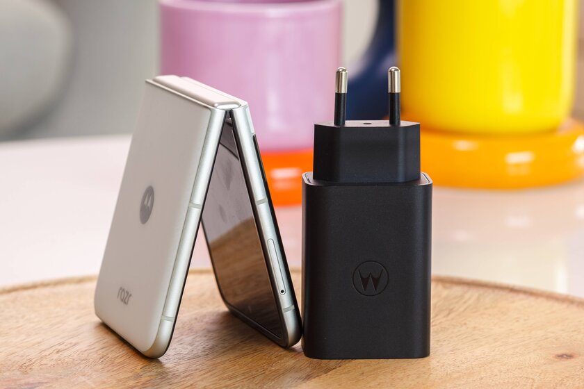 Шикарный дисплей, неплохие камеры и минимум апгрейдов: обзор Motorola Razr 60 — Автономность и зарядка. 2
