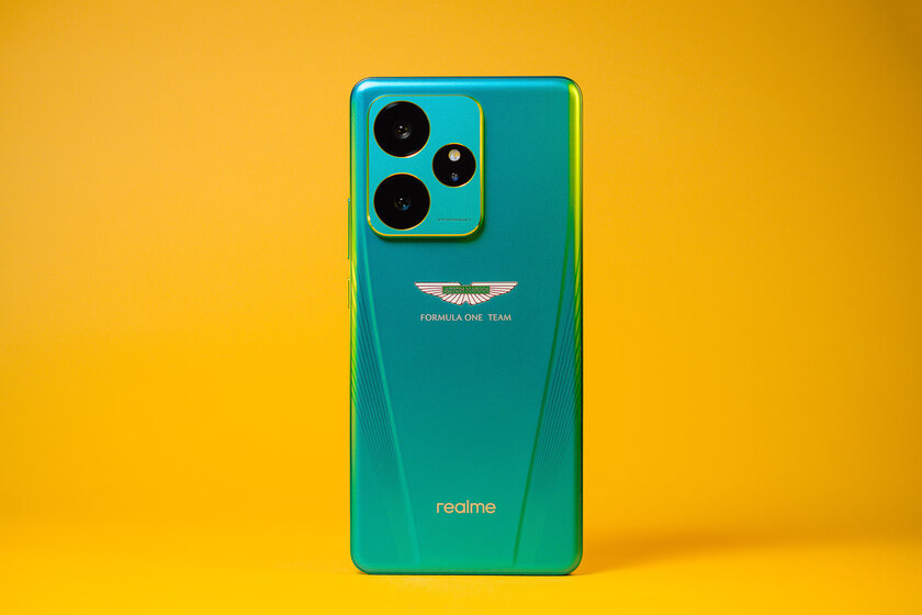 Богато, стильно и с шильдиком Aston Martin: обзор realme GT 7 Dream Edition