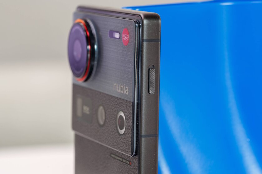 Такой камеры больше ни у кого нет. Обзор nubia Z70S Ultra — во многом уникальный смартфон — Дизайн. 5