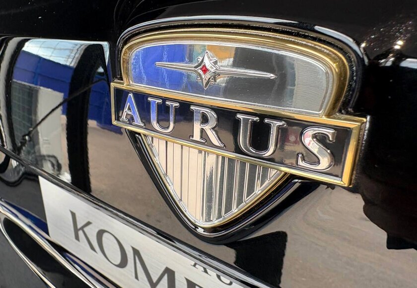 Ещё более защищённый: на ПМЭФ-2025 показали бронированный Aurus Komendant