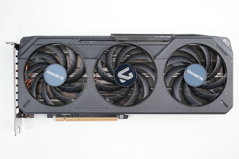 Доступная карта для 1080p с DLSS 4 и отличным охлаждением: обзор Gigabyte RTX 5050 Gaming OC — Дизайн корпуса. 1