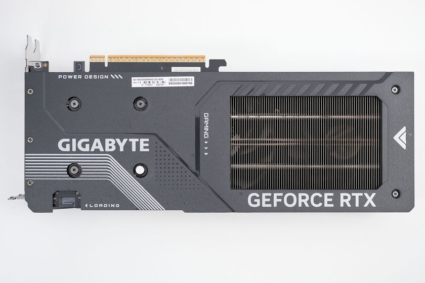 Доступная карта для 1080p с DLSS 4 и отличным охлаждением: обзор Gigabyte RTX 5050 Gaming OC — Дизайн корпуса. 2