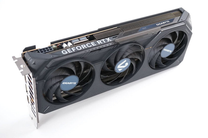 Доступная карта для 1080p с DLSS 4 и отличным охлаждением: обзор Gigabyte RTX 5050 Gaming OC — Дизайн корпуса. 3
