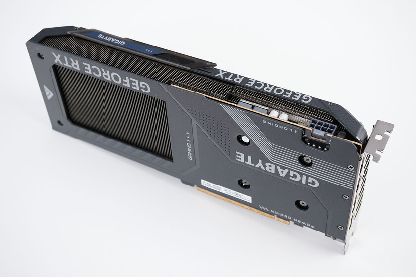 Доступная карта для 1080p с DLSS 4 и отличным охлаждением: обзор Gigabyte RTX 5050 Gaming OC — Дизайн корпуса. 4