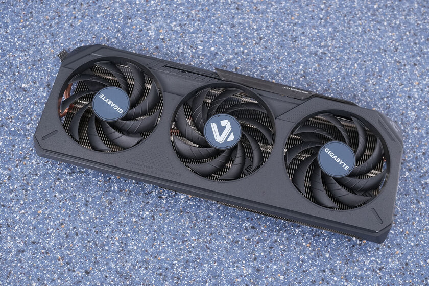 Доступная карта для 1080p с DLSS 4 и отличным охлаждением: обзор Gigabyte RTX 5050 Gaming OC — Дизайн корпуса. 6