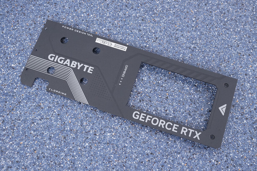 Доступная карта для 1080p с DLSS 4 и отличным охлаждением: обзор Gigabyte RTX 5050 Gaming OC — Дизайн корпуса. 8