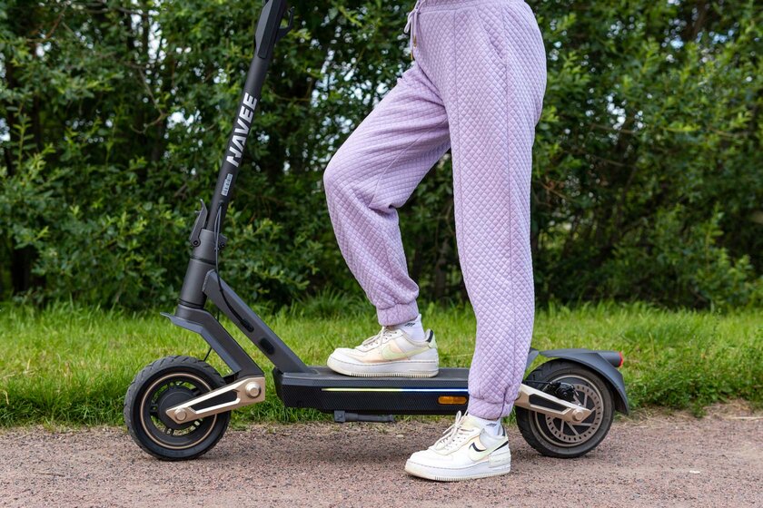 75 км на одном заряде, мощный мотор и атмосферная подсветка: обзор Navee ST3 Pro