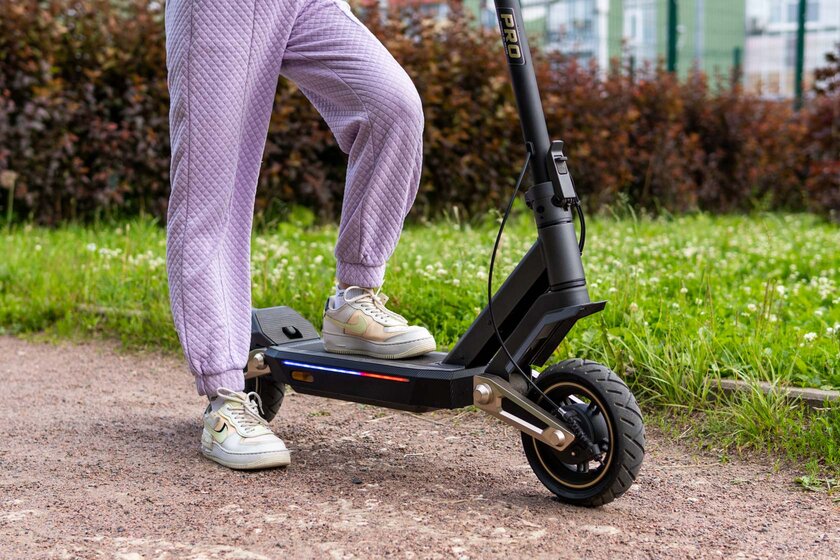75 км на одном заряде, мощный мотор и атмосферная подсветка: обзор Navee ST3 Pro